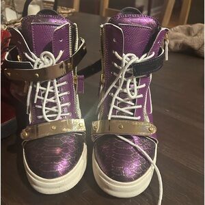 Brand new Giuseppe Zanotti woman’s boot size 7
price negotiable